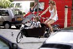 Amsterdam 3 augustus 2004
Danielle Overgaag met Tijmen en Fiene in bakfiets.