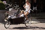 Amsterdam 3 augustus 2004
Danielle Overgaag met Tijmen en Fiene in bakfiets.