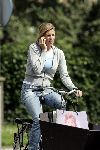 Amsterdam 26 juli 2004
Danielle Overgaag met gsm op bakfiets