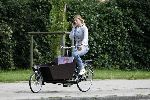 Amsterdam 26 juli 2004
Danielle Overgaag met gsm op bakfiets