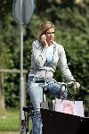 Amsterdam 26 juli 2004
Danielle Overgaag met gsm op bakfiets