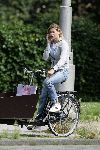 Amsterdam 26 juli 2004
Danielle Overgaag met gsm op bakfiets
