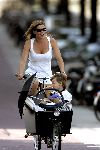 Amsterdam 29 juli 2004
Danielle Overgaag met Tijmen en Fiene in bakfiets