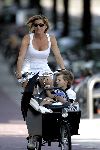 Amsterdam 29 juli 2004
Danielle Overgaag met Tijmen en Fiene in bakfiets