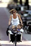 Amsterdam 29 juli 2004
Danielle Overgaag met Tijmen en Fiene in bakfiets
