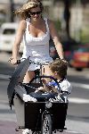 Amsterdam 29 juli 2004
Danielle Overgaag met Tijmen en Fiene in bakfiets