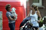 Amsterdam 29 juli 2004
Danielle Overgaag met Tijmen en Fiene in bakfiets en met Simone Kleinsma met hondje