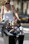 Amsterdam 29 juli 2004
Danielle Overgaag met Tijmen en Fiene in bakfiets