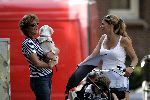 Amsterdam 29 juli 2004
Danielle Overgaag met Tijmen en Fiene in bakfiets en met Simone Kleinsma met hondje
