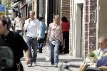 Amsterdam 1 juli 2004
Dennis Bergkamp winkelen op de PC Hooftstraat met zijn vrouw Henriette.