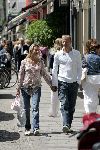 Amsterdam 1 juli 2004
Dennis Bergkamp winkelen op de PC Hooftstraat met zijn vrouw Henriette.