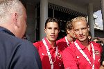 Amsterdam 30 juli 2004
Arsenal verlaat het Hilton hotel. 
Dennis Bergkamp en Robin v Persie
