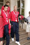 Amsterdam 30 juli 2004
Arsenal verlaat het Hilton hotel. 
Dennis Bergkamp en Robin v Persie