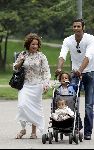 Amsterdam 21 juli 2004
Edwin Jonker met zijn ex Nurlaila en hun 2 kinderen