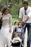 Amsterdam 21 juli 2004
Edwin Jonker met zijn ex Nurlaila en hun 2 kinderen