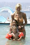 Juan les Pins 23 juli 2004
Estelle Gullit met Joel en Maxim op vakantie