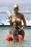 Juan les Pins 23 juli 2004
Estelle Gullit met Joel en Maxim op vakantie