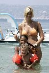 Juan les Pins 23 juli 2004
Estelle Gullit met Joel en Maxim op vakantie