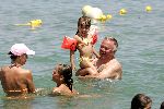 St tropez 25 juli 
Harry Mens in zee met zijn kinderen.