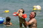 St tropez 25 juli 
Harry Mens in zee met zijn kinderen.
