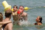 St tropez 25 juli 
Harry Mens in zee met zijn kinderen.
