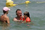 St tropez 25 juli 
Harry Mens in zee met zijn kinderen.