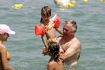 St tropez 25 juli 
Harry Mens in zee met zijn kinderen.