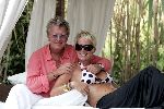 Sant tropez 24 juli 
Jan des Bouvrie en Monique des Bouvrie bij Nikki Beach