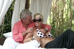 Sant tropez 24 juli 
Jan des Bouvrie en Monique des Bouvrie bij Nikki Beach