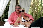 Sant tropez 24 juli 
Jan des Bouvrie en Monique des Bouvrie bij Nikki Beach