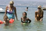 Juan les Pins 23 juli 2004
Estelle Gullit met Joel en Maxim op vakantie