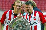 Arjen Robben en Mateja Kezman met de Johan Cruyff-schaal 2003