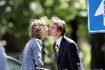Amsterdam 6 juli 2004
Leo de Later met vrouw en zoontje op  Beethovenstraat. kussend