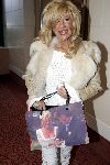 Scheveningen 2 juli 2004
Feestje Holland casino in het Kurhaus.
Mary Borsato met tas met foto Marco en Leontine