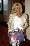 Scheveningen 2 juli 2004
Feestje Holland casino in het Kurhaus.
Mary Borsato met tas met foto Marco en Leontine