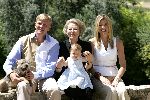 Tavernelle 9 juli 2004
Fotomoment op vakantie bij Prins Willem Alexander Maxima en prinses Amalia met hond mac