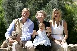 Tavernelle 9 juli 2004
Fotomoment op vakantie bij Prins Willem Alexander Maxima en prinses Amalia met hond mac