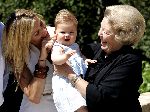 Tavarnelle 9 juli 2004
Maxima Prins Willem Alexander Koningin Beatrix en Prinses Amalia tijdens fotouurtje.
