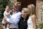 Tavernelle 9 juli 2004
Fotomoment op vakantie bij Prins Willem Alexander Maxima en prinses Amalia met hond mac