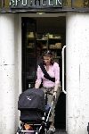Amsterdam 21 juli 2004
Prinses Annette bij de apotheek op de cornelis Schuytstraat