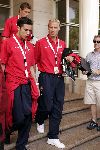 Amsterdam 30 juli 2004
Arsenal verlaat het Hilton hotel. 
Dennis Bergkamp en Robin v Persie