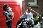 Amsterdam 29 juli 2004
Danielle Overgaag met Tijmen en Fiene in bakfiets en met Simone Kleinsma met hondje