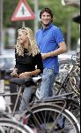 Amsterdam 1 juli 2004
Xander de Buisonje met  Marie (duits fotomodel) op v Baerlestraat