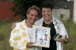 Tilburg, 3 Juli 2005
Oranje-kenner en liefhebber, Johan Vlemmix samen met Ad v d Hurh Andy de Witt bij uitreiking nieuwe CD