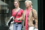 Amsterdam 27 juli 2005
Anita Meier aan het winkelen met haar dochter Patty op de pc hooftstraat.