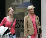 Amsterdam 27 juli 2005
Anita Meier aan het winkelen op de pc hooftstraat met haar dochter Patty.
