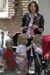 Amsterdam 13 juli 2005
Prinses Marilene met Anna v Vollenhoven (huilend) Lucas v Vollenhoven en kinderwagen met Felicia