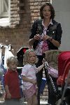 Amsterdam 13 juli 2005
Prinses Marilene met Anna v Vollenhoven (huilend) Lucas v Vollenhoven en kinderwagen met Felicia