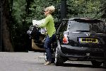 Amsterdam 30 juli 2005
Connie Breukhoven met mini cooper bij haar nieuwe appartement op pc Hooftstraat