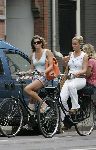 Amsterdam 18 juli 2005
Danielle Overgaag met been in brace op de fiets